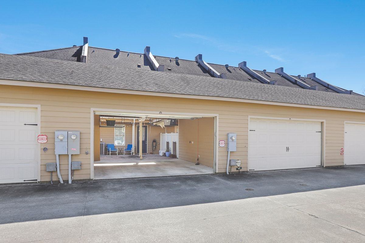 4637 Burbank Dr - Photo 3 of 21