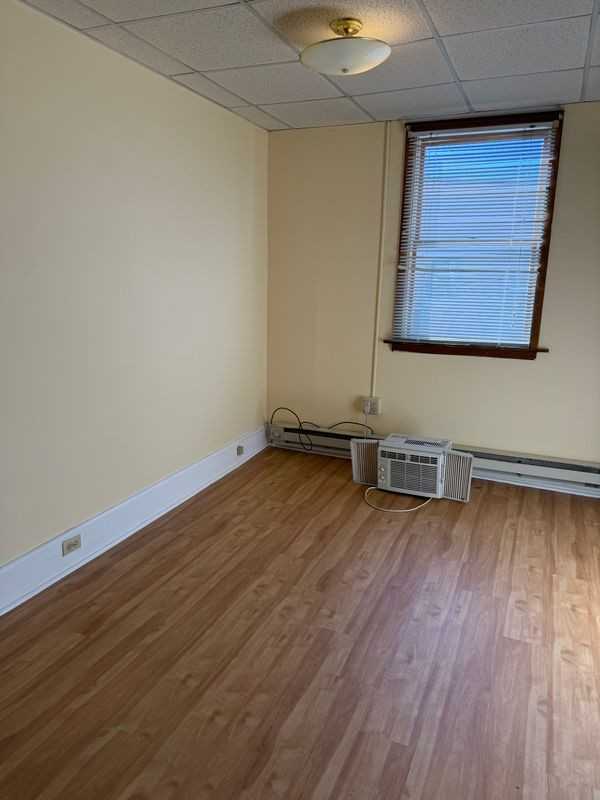 709 Main St - Photo 3 of 5