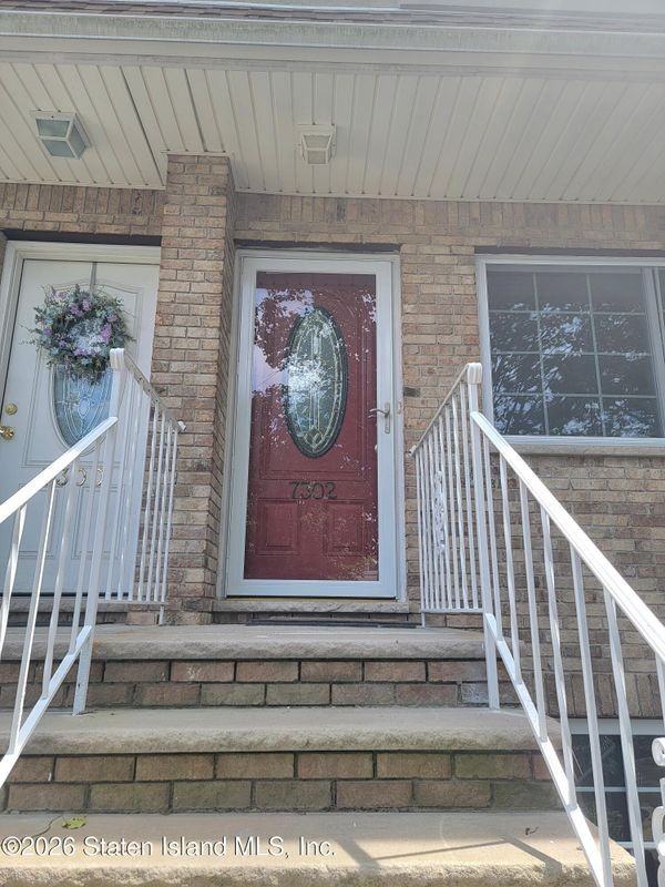 7302 Amboy Rd - Photo 2 of 41