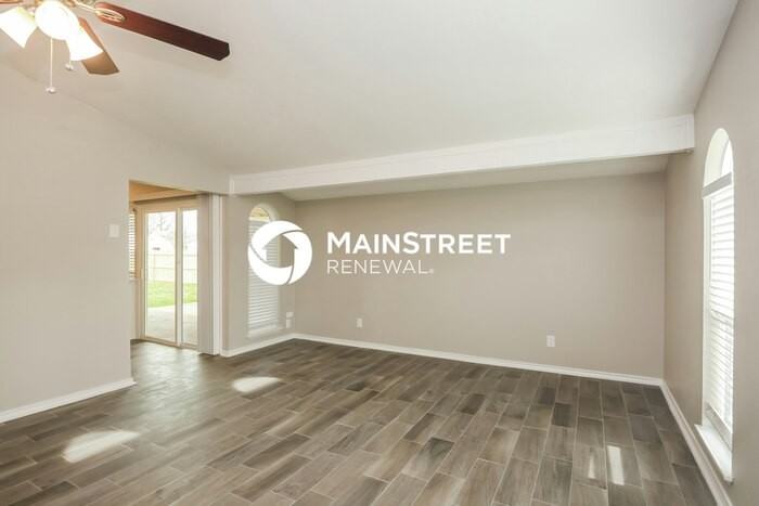 625 Nora Ln - Photo 4 of 16