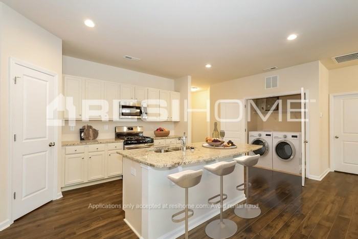 8712 Union Central Ct - Photo 3 of 17