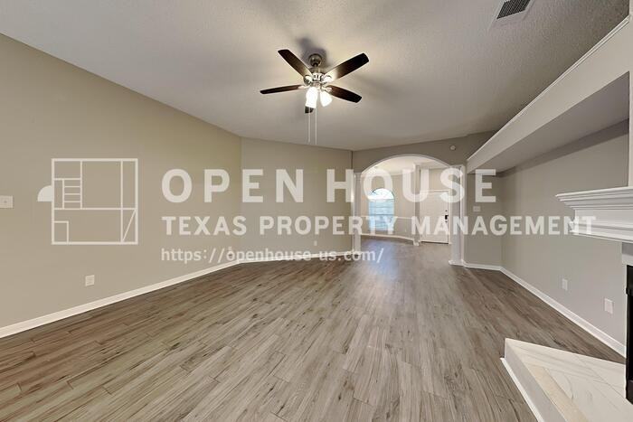 1821 Greenhaven Ln - Photo 4 of 26