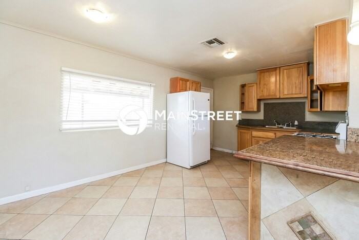 3908 W Lewis Ave - Photo 6 of 16