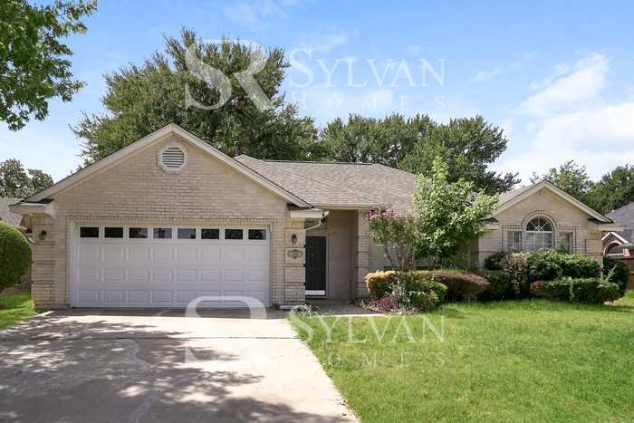 1109 Greenwood Ct - Photo 2 of 16