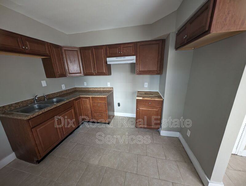 1047 Lexington Ave - Photo 6 of 30