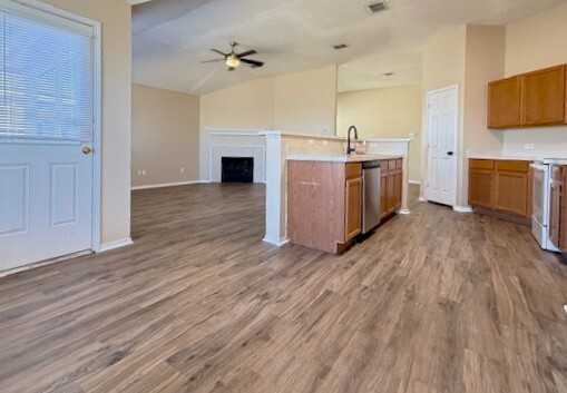 1107 Alexandria Dr - Photo 4 of 21