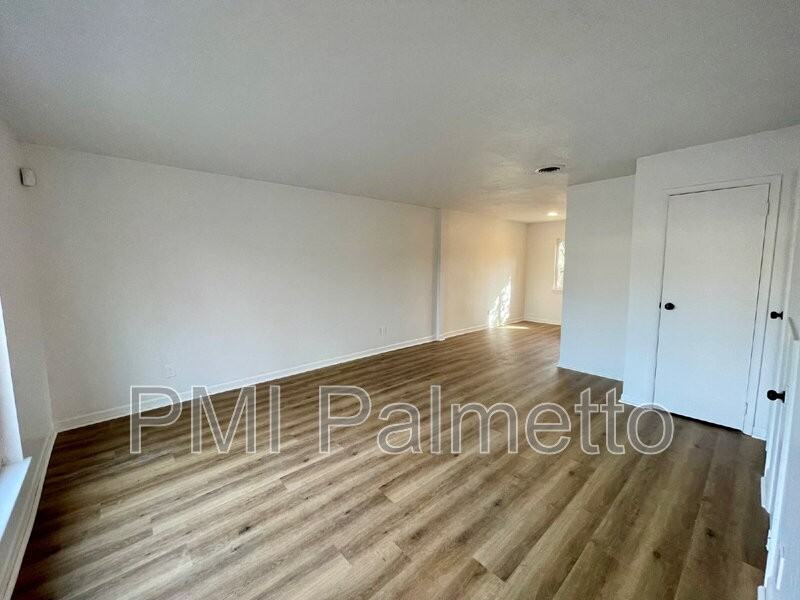 1204 Grove Park Ln - Photo 4 of 14