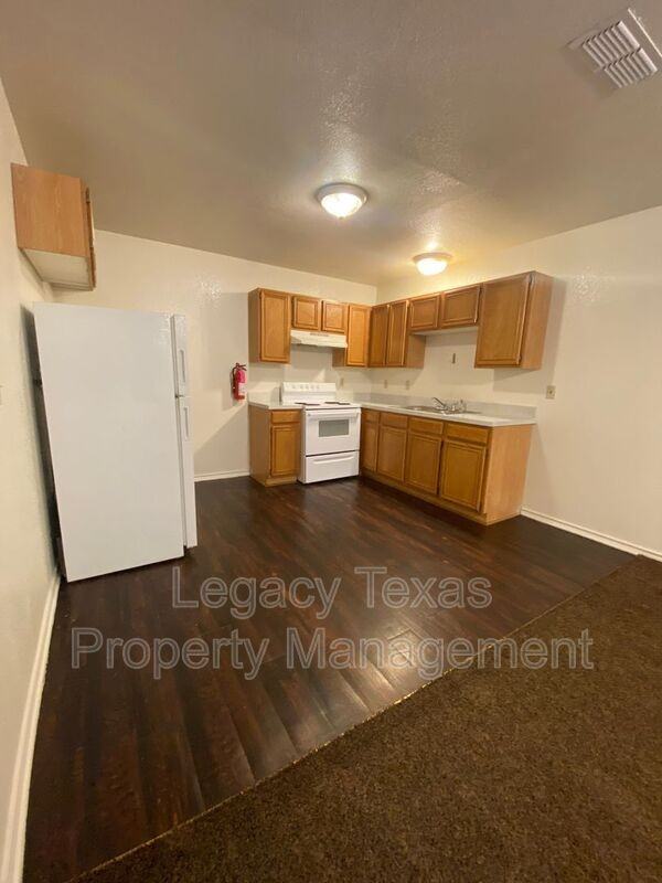 1112 Williams Ave #C - Photo 2 of 27