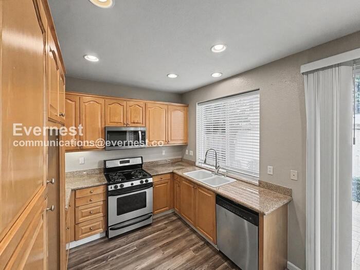 1090 Azalea Ln - Photo 2 of 33