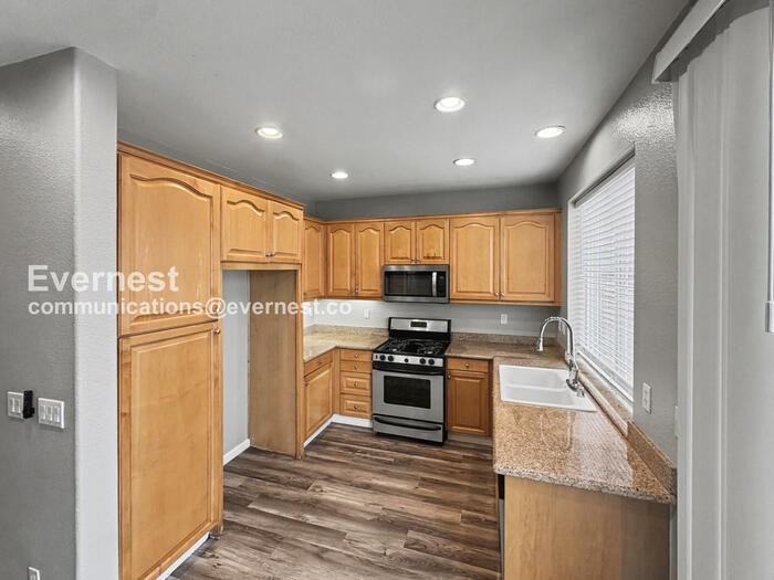 1090 Azalea Ln - Photo 3 of 33