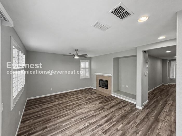 1090 Azalea Ln - Photo 5 of 33