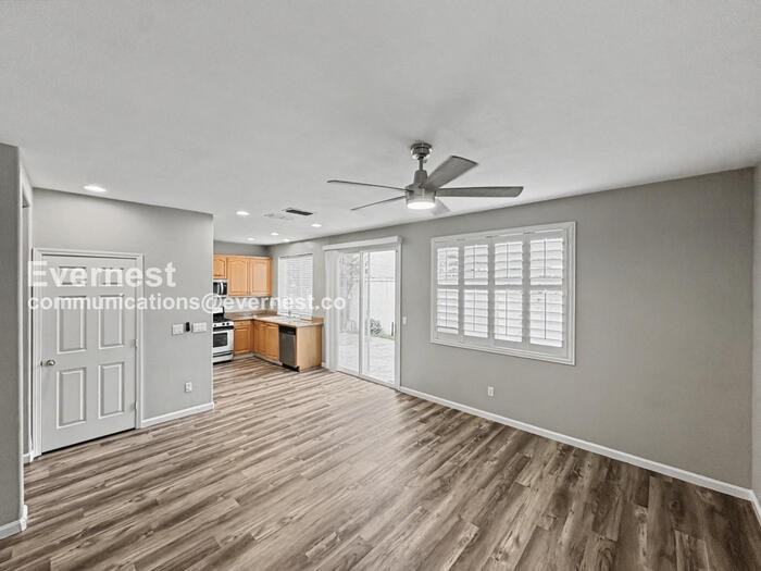 1090 Azalea Ln - Photo 6 of 33