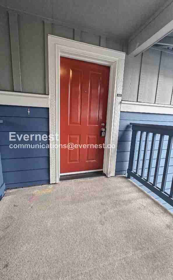 1698 25th Pl Ne #303 - Photo 2 of 15