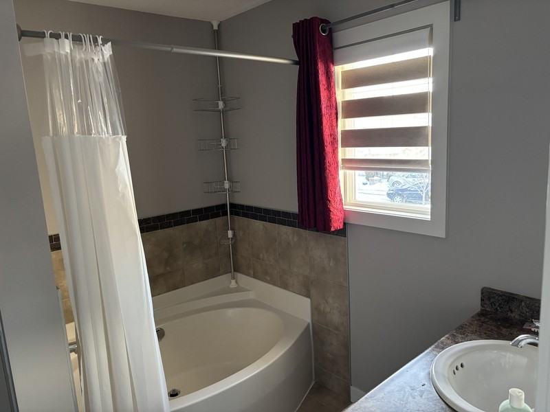 153 51 St Sw - Photo 4 of 10