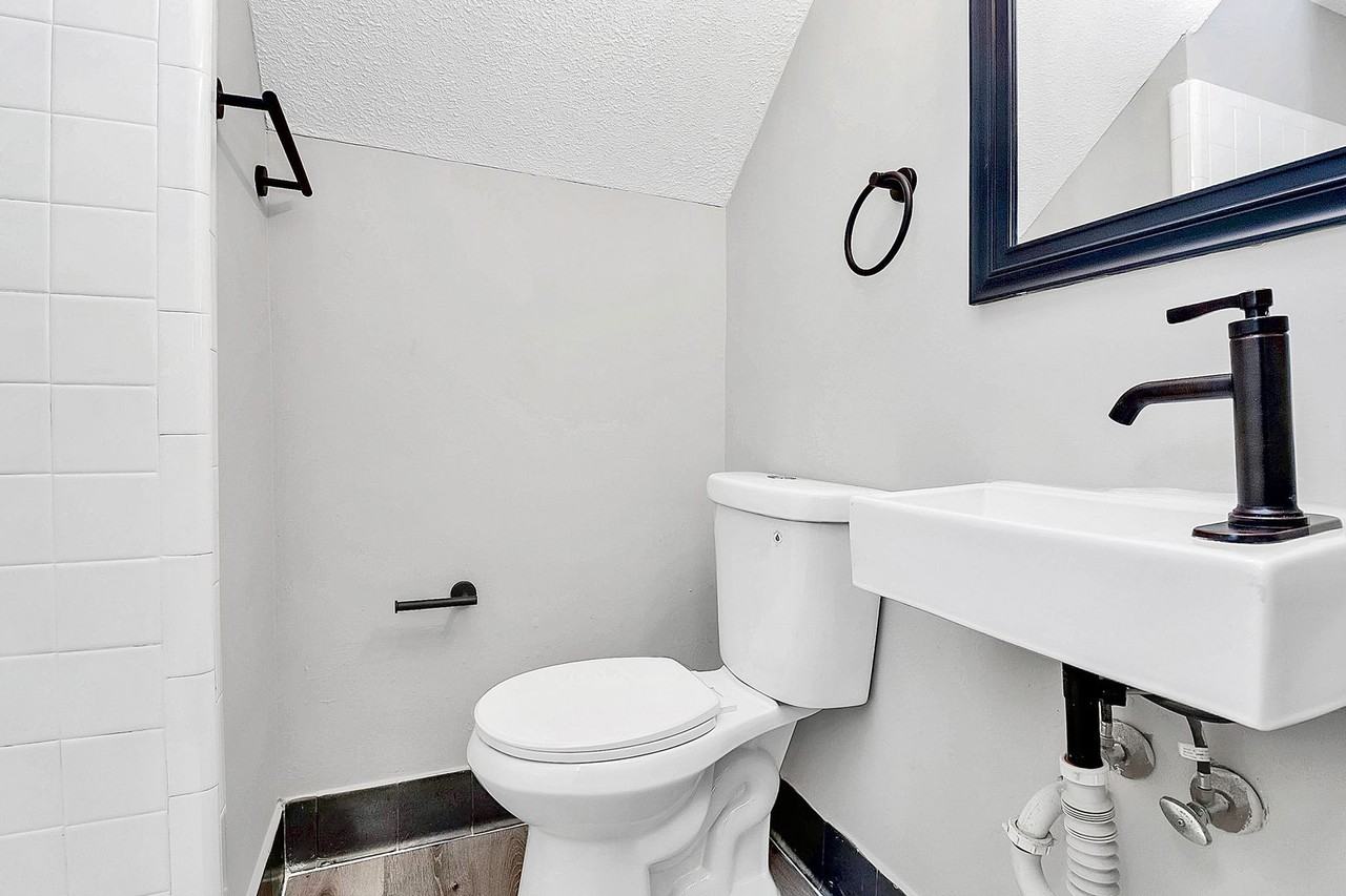 Affordable Updated 1,2,3&4 Bedroom Units!!!! Newly Renovated!!!! Available Now! - Photo 5 of 33