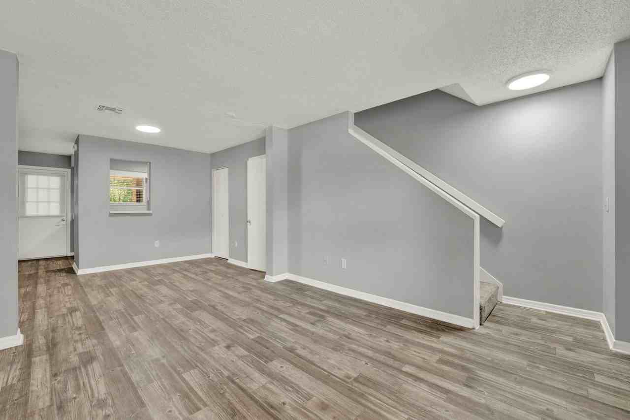 955 Joe St - Photo 6 of 9