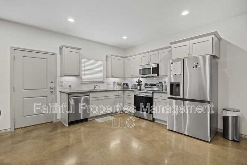 14235 Circle Dr - Photo 3 of 10