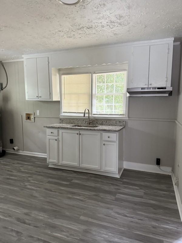 100 Oak Ln - Photo 4 of 10