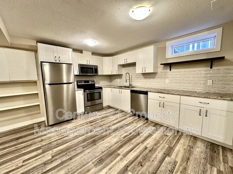 8504 152a Ave Nw - Photo 2 of 9