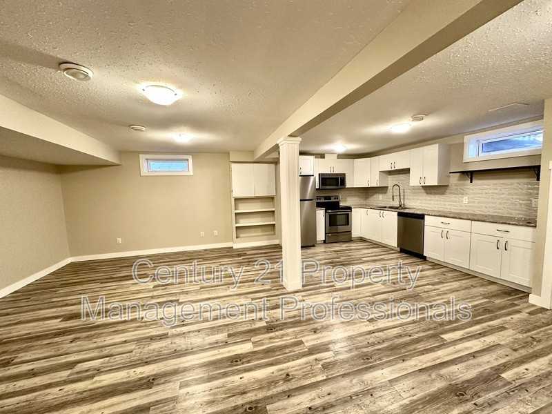 8504 152a Ave Nw - Photo 3 of 9