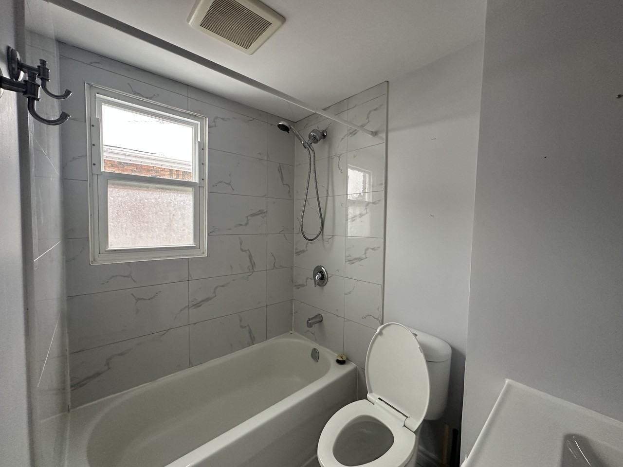 427 Adelaide Ave W #2 - Photo 4 of 10