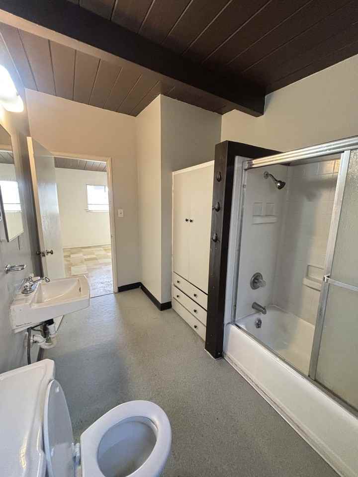 1322 Leonard Avenue 8 - 1 #1 - Photo 5 of 7