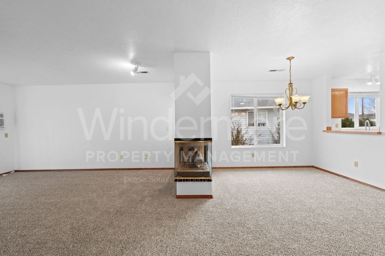 5211 S Smith Ct - Photo 3 of 31