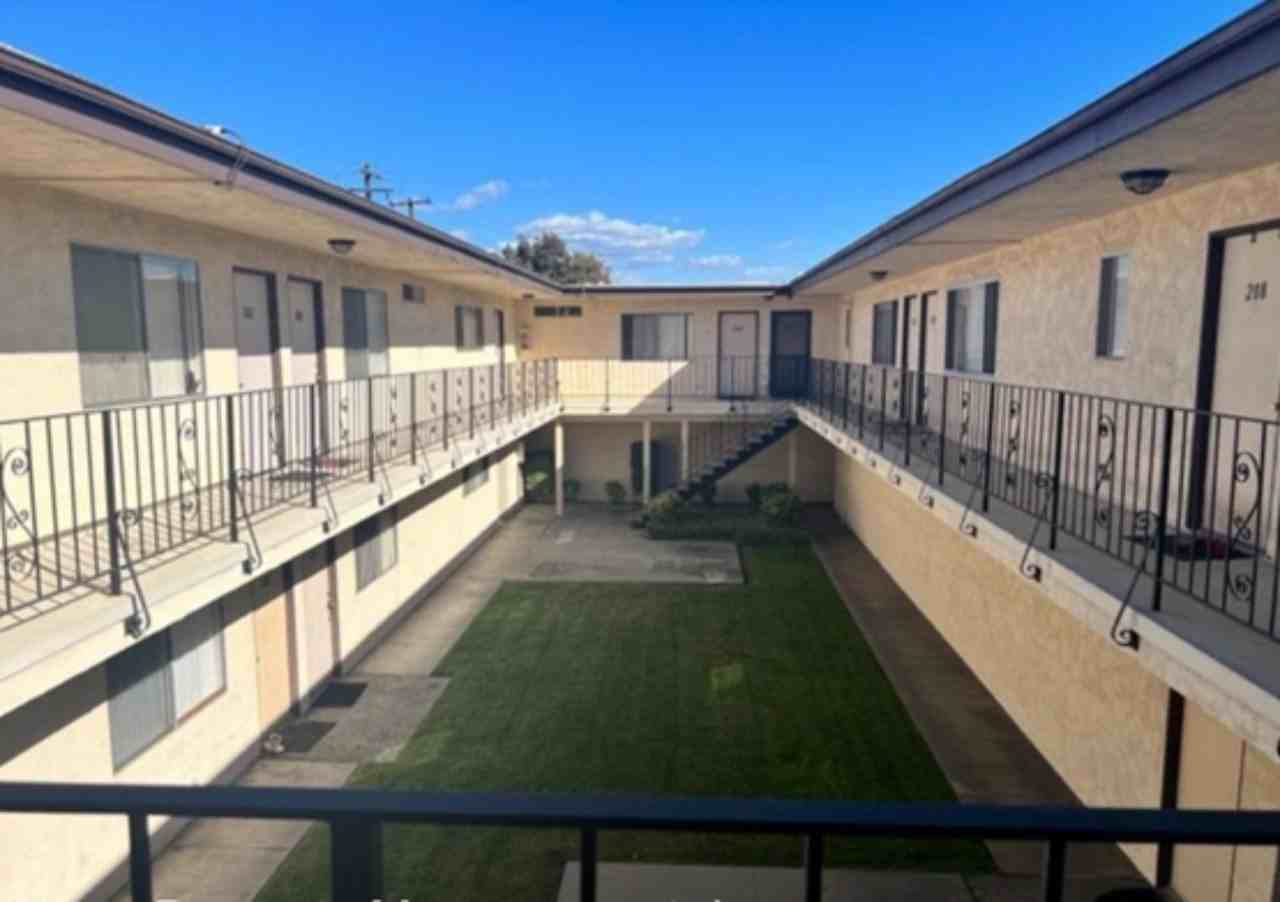 11926 Bellflower Blvd - Photo 2 of 48