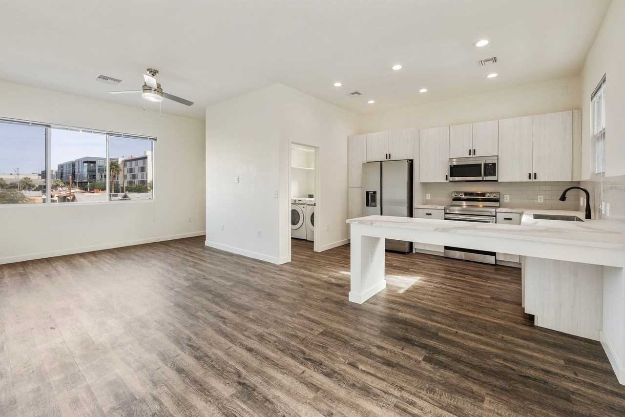 406 W 7th St - Photo 6 of 45