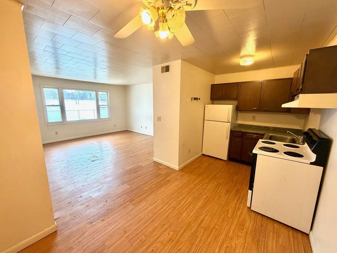 202 W Commercial St - Photo 2 of 10