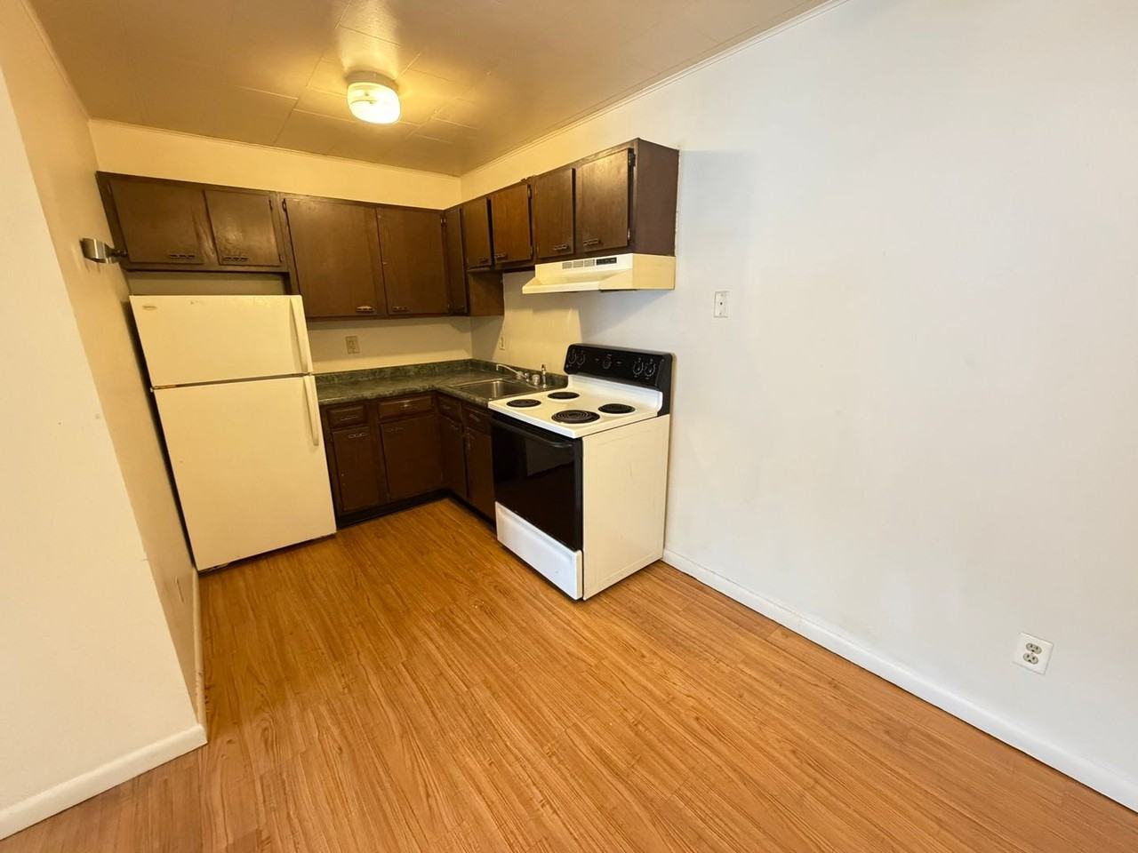 202 W Commercial St - Photo 3 of 10