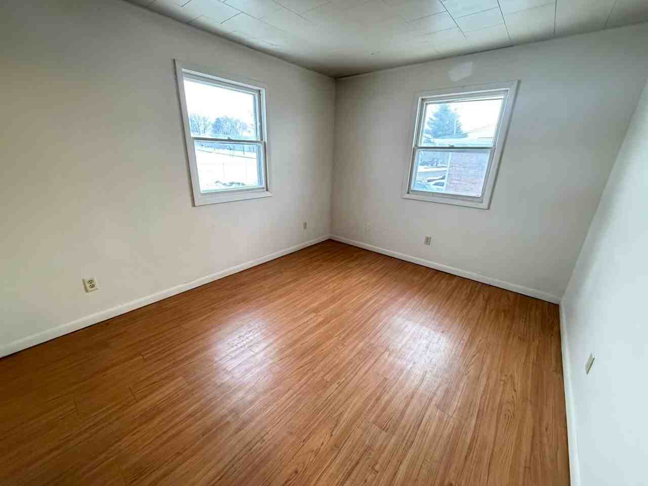 202 W Commercial St - Photo 5 of 10