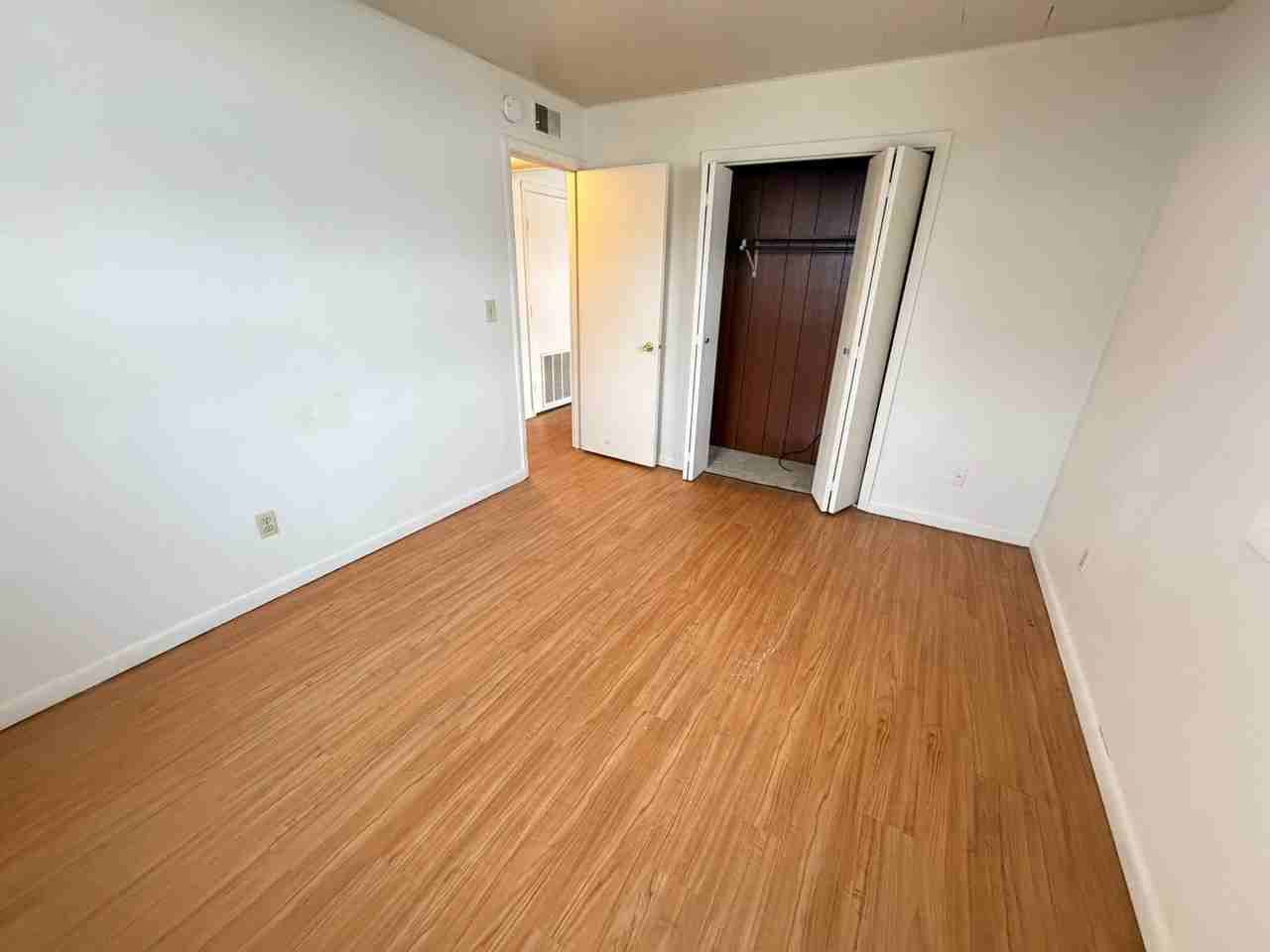 202 W Commercial St - Photo 6 of 10