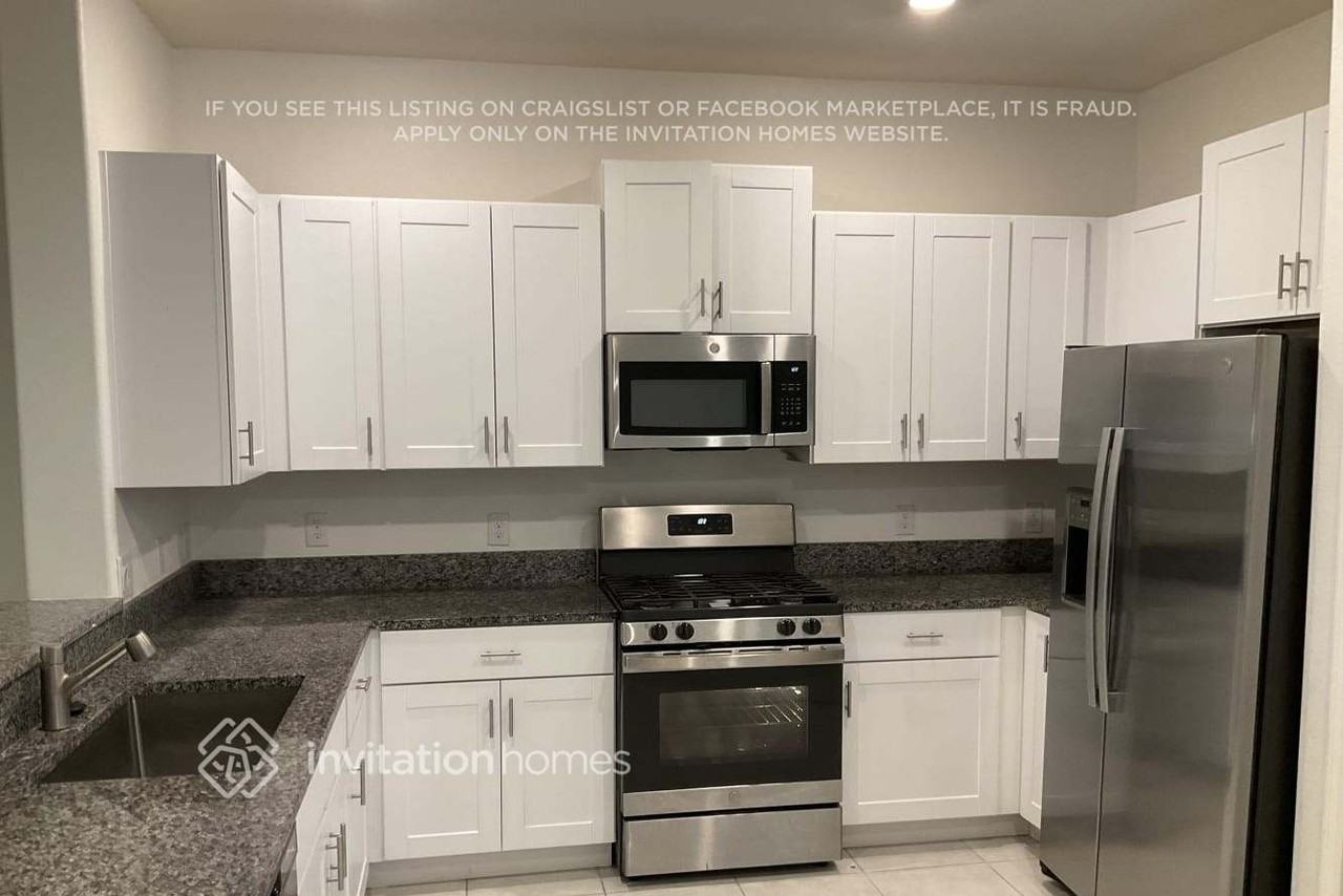 8286 Crescent Oaks Dr - Photo 3 of 17