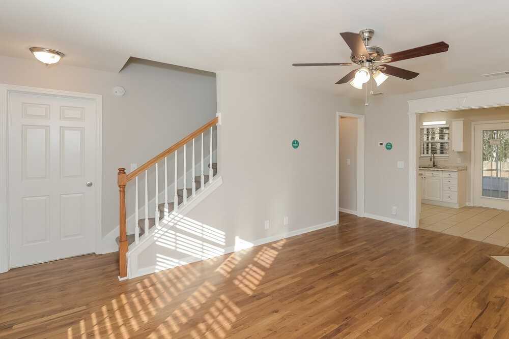 1403 Teresa Ln - Photo 5 of 17