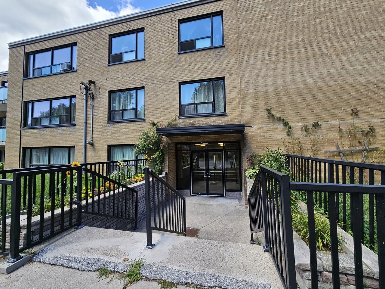 20 Cosburn Avenue - Photo 3 of 23