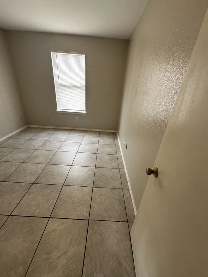 1501 Benttree Dr #B - Photo 4 of 12