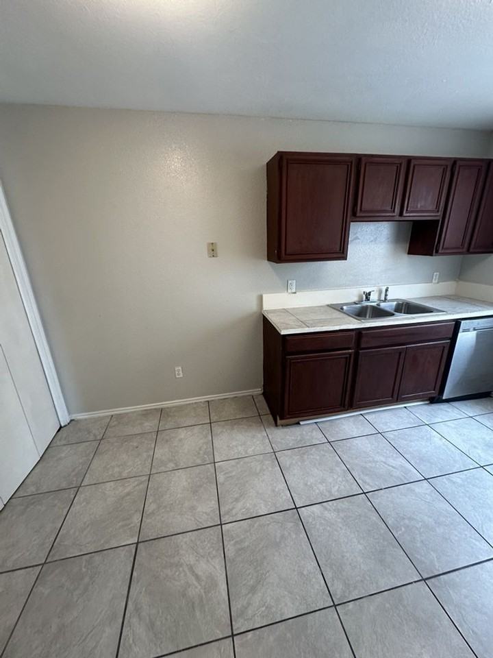 1501 Benttree Dr #B - Photo 7 of 12