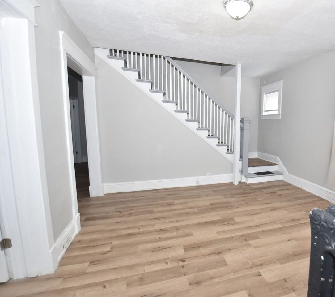 913 E Washington St - Photo 3 of 40