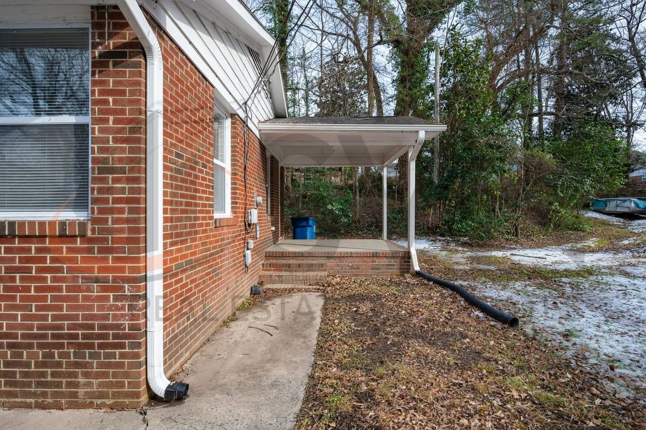 2913 Beechwood Dr - Photo 2 of 15