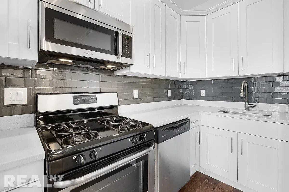 Hart St #2R - Photo 4 of 10