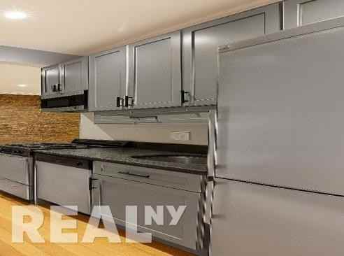 E 18th St #F4 - Photo 5 of 6