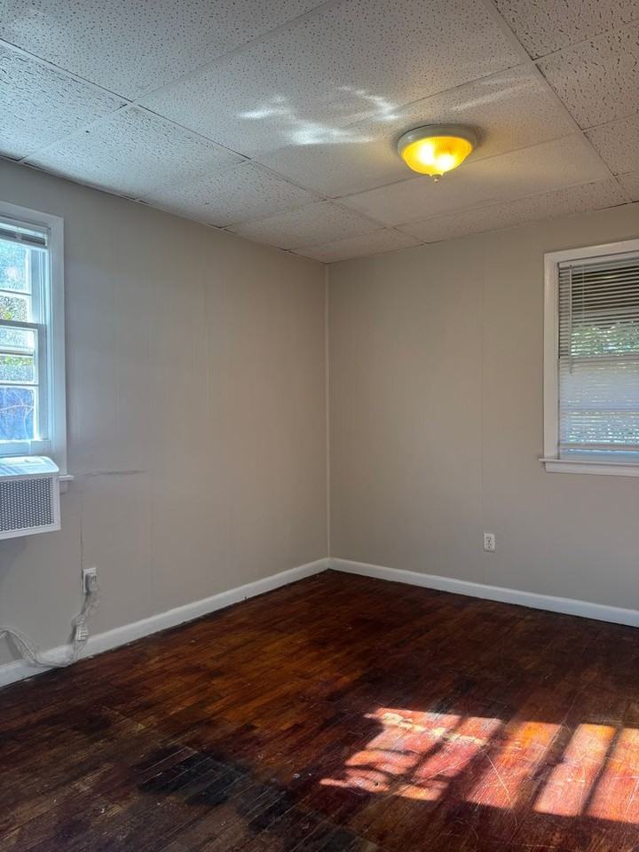 1547 Heath St - Photo 2 of 7