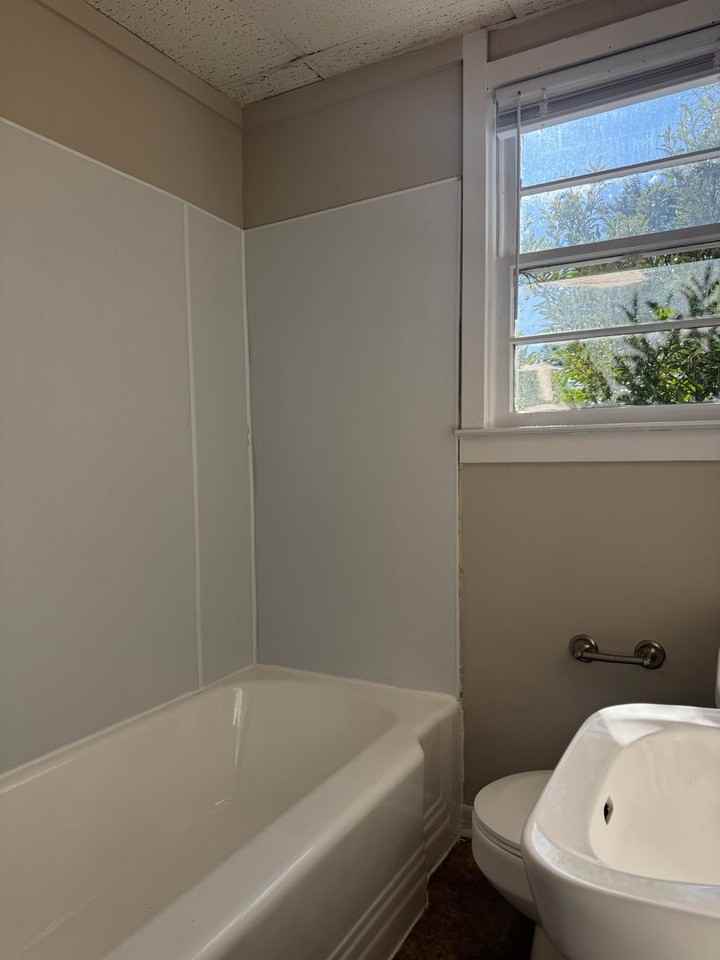 1547 Heath St - Photo 3 of 7