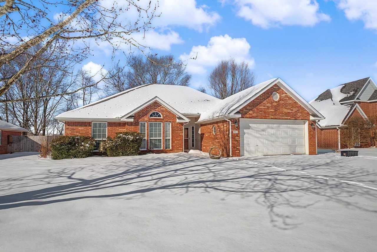 305 Coachlight Dr - Photo 2 of 14