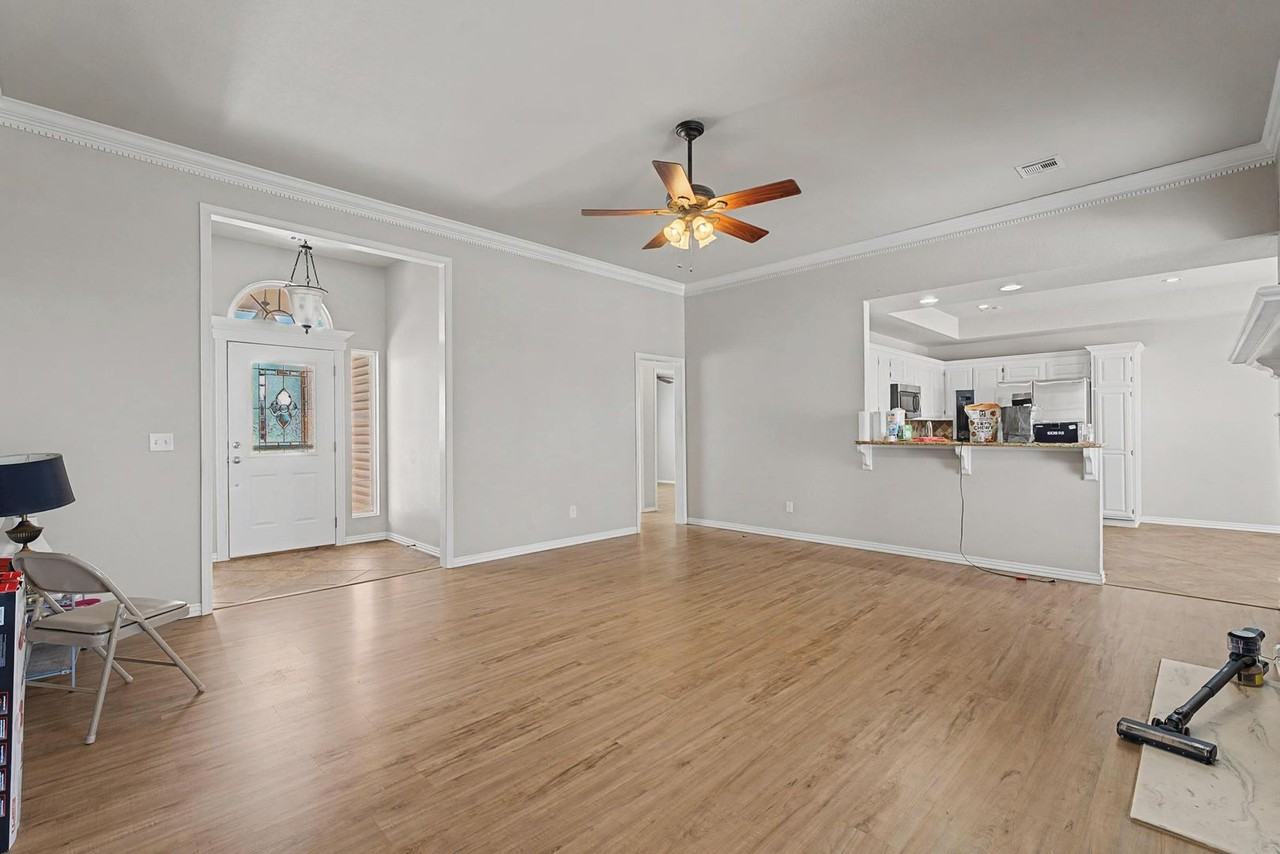 305 Coachlight Dr - Photo 3 of 14