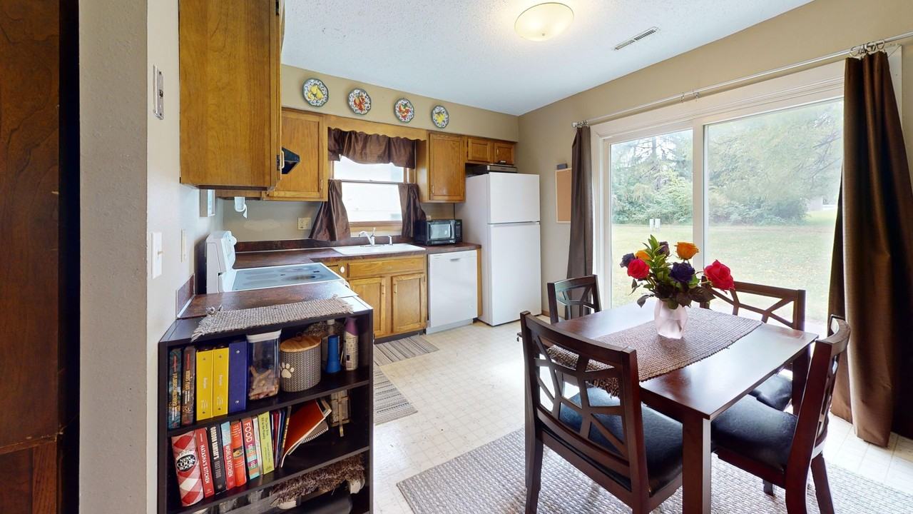 720 Crystal St - Photo 4 of 13