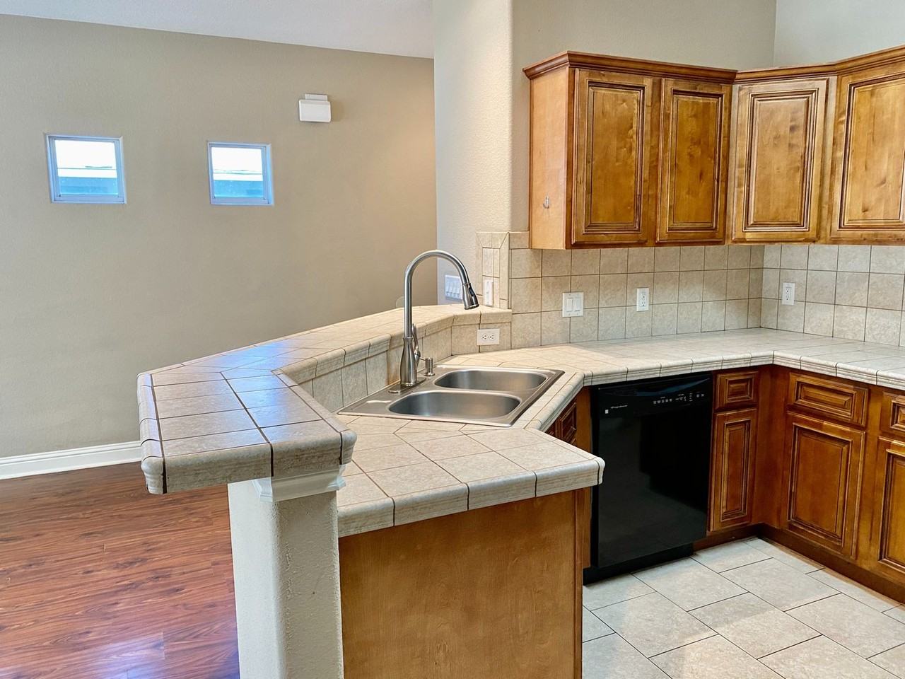 7504 Bennett Ave - Photo 4 of 22