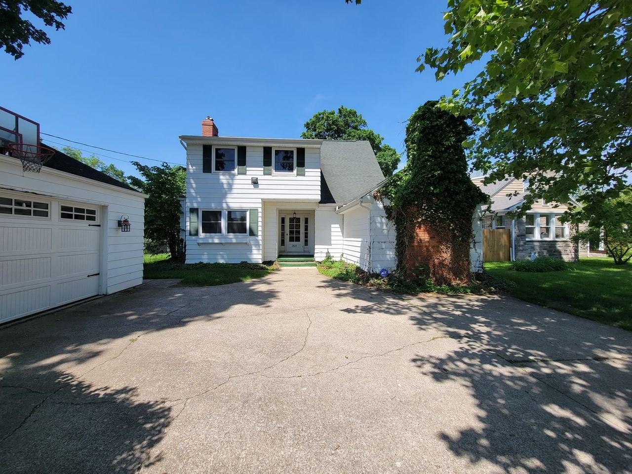 2033 Portage Ave - Photo 2 of 37