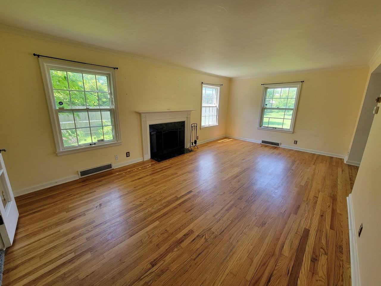 2033 Portage Ave - Photo 3 of 37